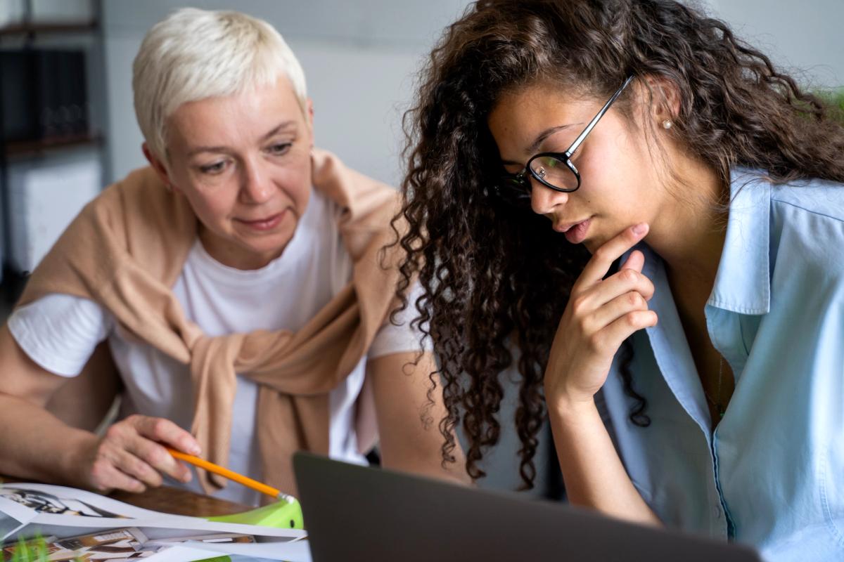Docentes seleccionando las mejores herramientas de IA gratuitas para docentes en 2025