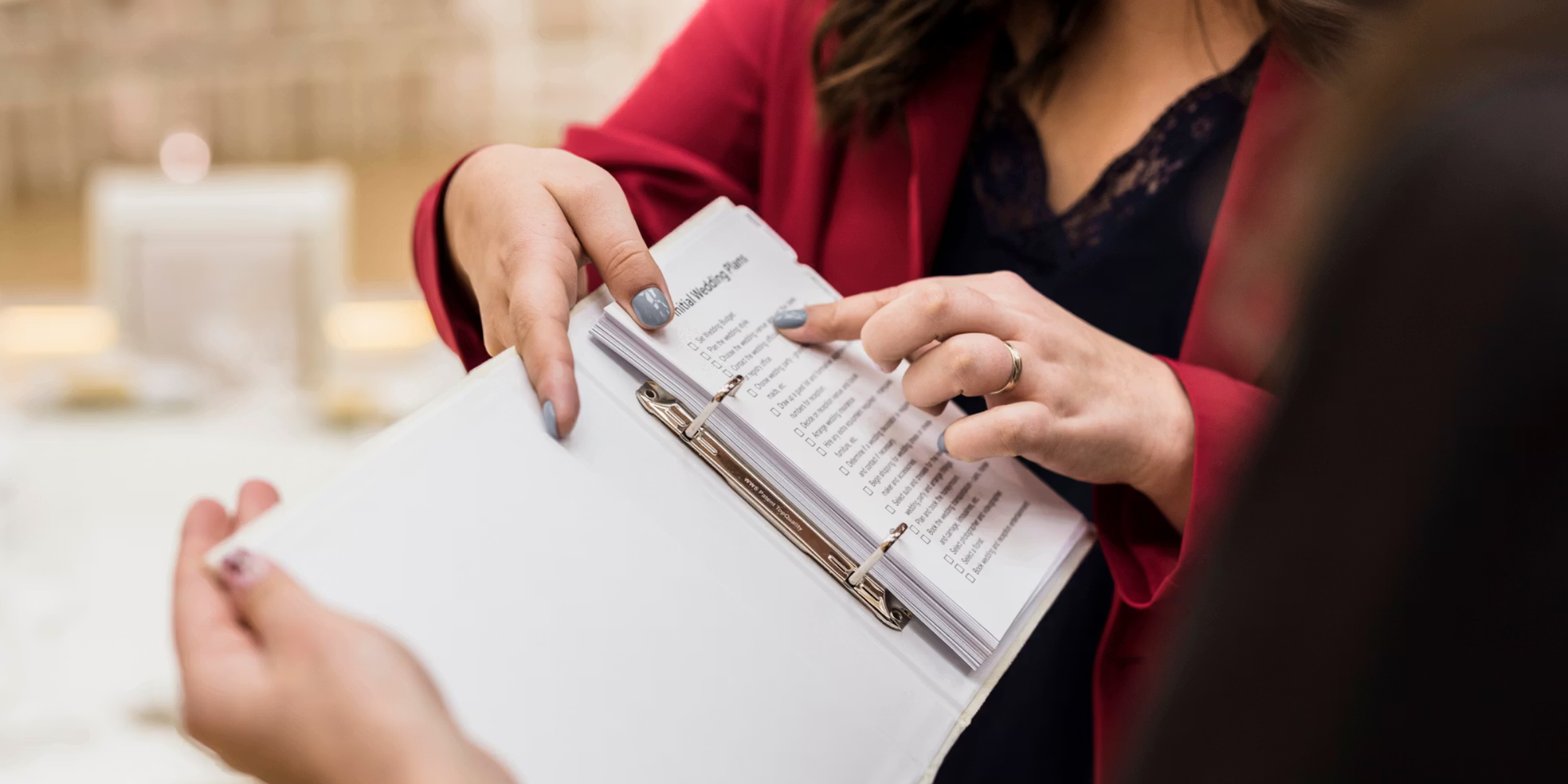Beauty techincan showing salon cancellation policy for clients and bookings