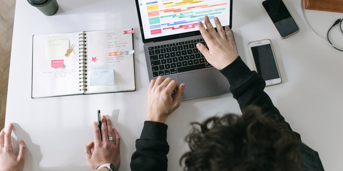 person expalining how to send outlook calendar invite